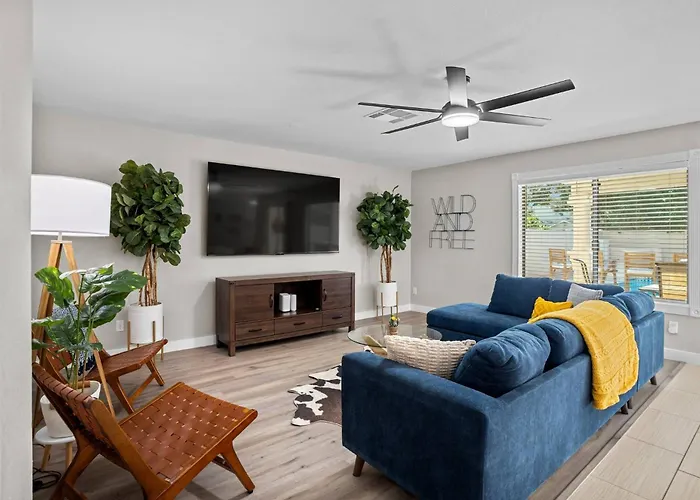 Holiday home Family Oasis W/ Heated Pool Near Spring Training! *