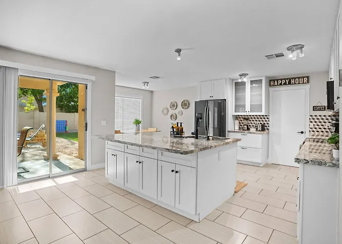 Family Oasis W/ Heated Pool Near Spring Training! Holiday home Peoria
