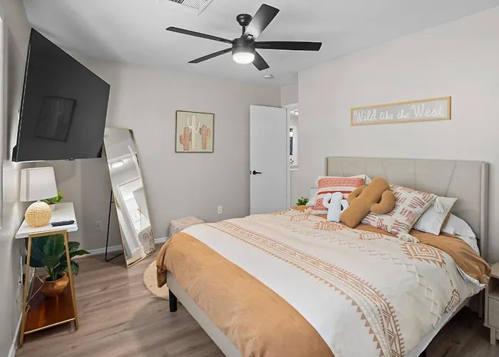 Holiday home Family Oasis W/ Heated Pool Near Spring Training!