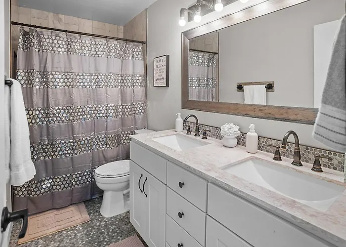Holiday home Family Oasis W/ Heated Pool Near Spring Training! *