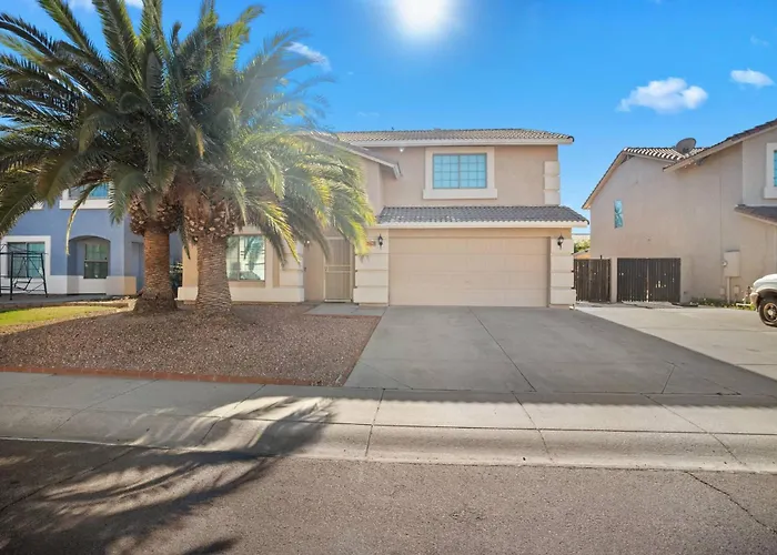 Family Oasis W/ Heated Pool Near Spring Training! Holiday home Peoria
