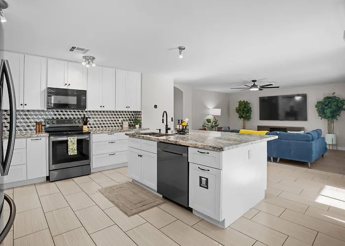 Holiday home Family Oasis W/ Heated Pool Near Spring Training! *