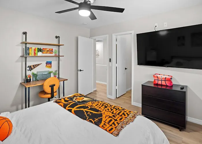 Family Oasis W/ Heated Pool Near Spring Training! Holiday home Peoria