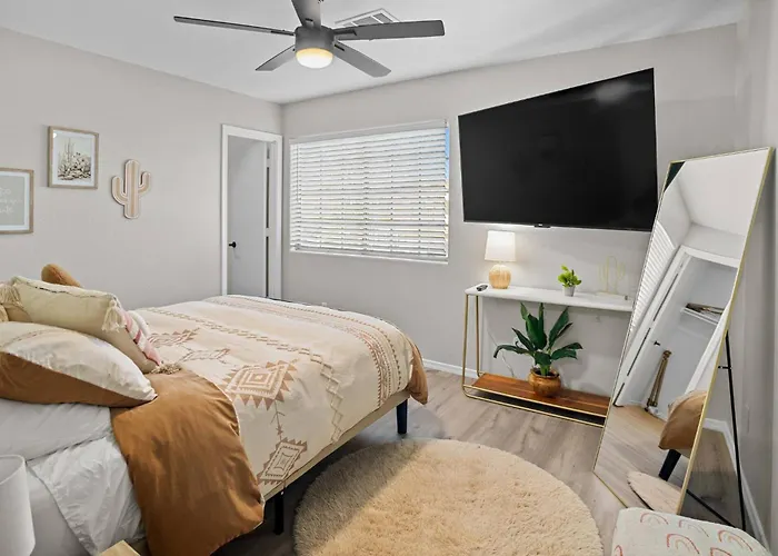 Holiday home Family Oasis W/ Heated Pool Near Spring Training! *
