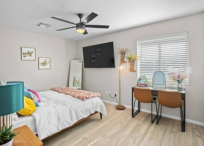 Holiday home Family Oasis W/ Heated Pool Near Spring Training! Peoria