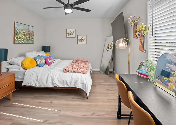 Holiday home Family Oasis W/ Heated Pool Near Spring Training! *