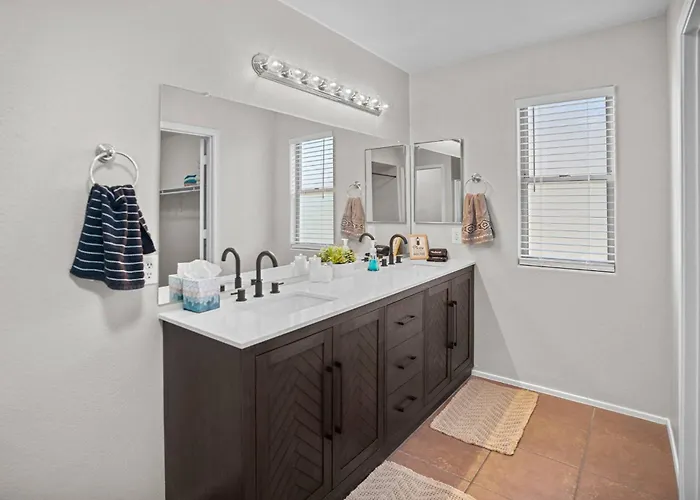 Holiday home Family Oasis W/ Heated Pool Near Spring Training! *